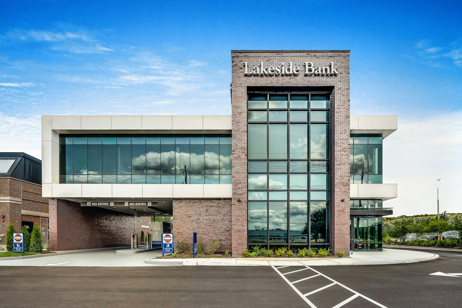 Image number 32 of the current section of Lakeside Bank in Cosentino Canada