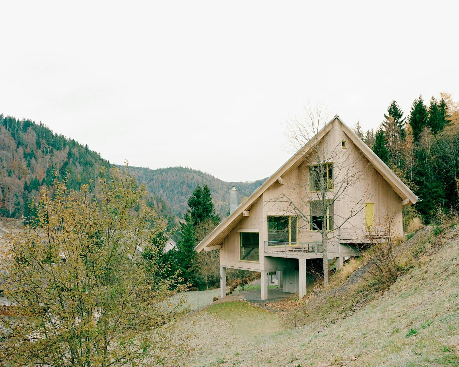 Image number 32 of the current section of FRIHA. House on a hill in Cosentino Canada