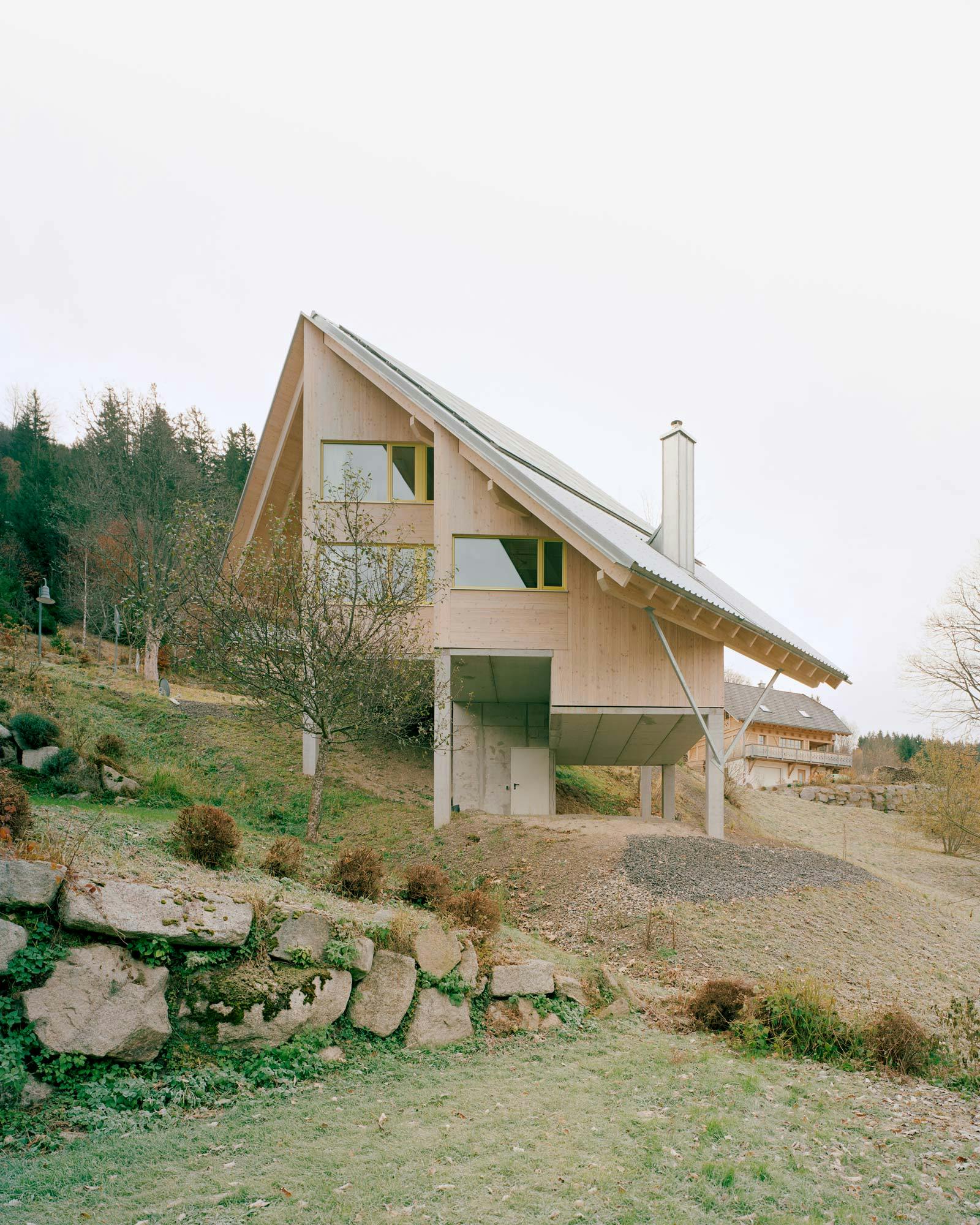 Image number 34 of the current section of FRIHA. House on a hill in Cosentino Canada