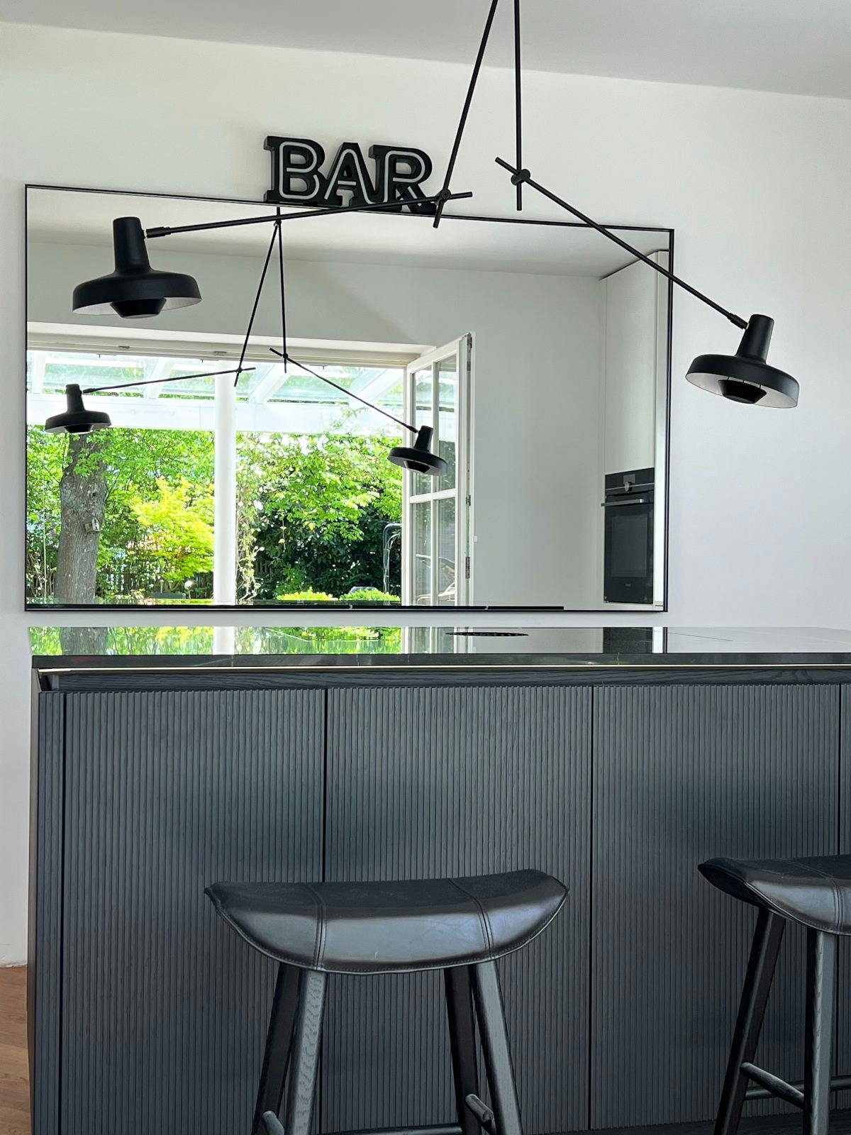 Image number 33 of the current section of A Silestone worktop to highlight the bold style of a very eclectic home in Cosentino Canada