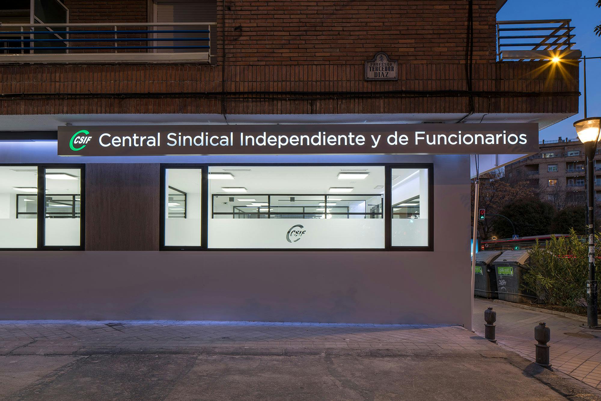 Image number 34 of the current section of The CSIF headquarters in Granada shows off its façade thanks to Dekton in Cosentino Canada