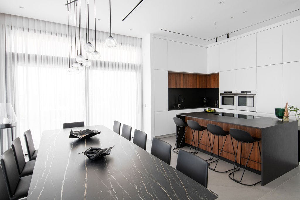 Image number 31 of the current section of {{An urban and sophisticated loft with elegant surfaces in white, black and wood}} in Cosentino Canada
