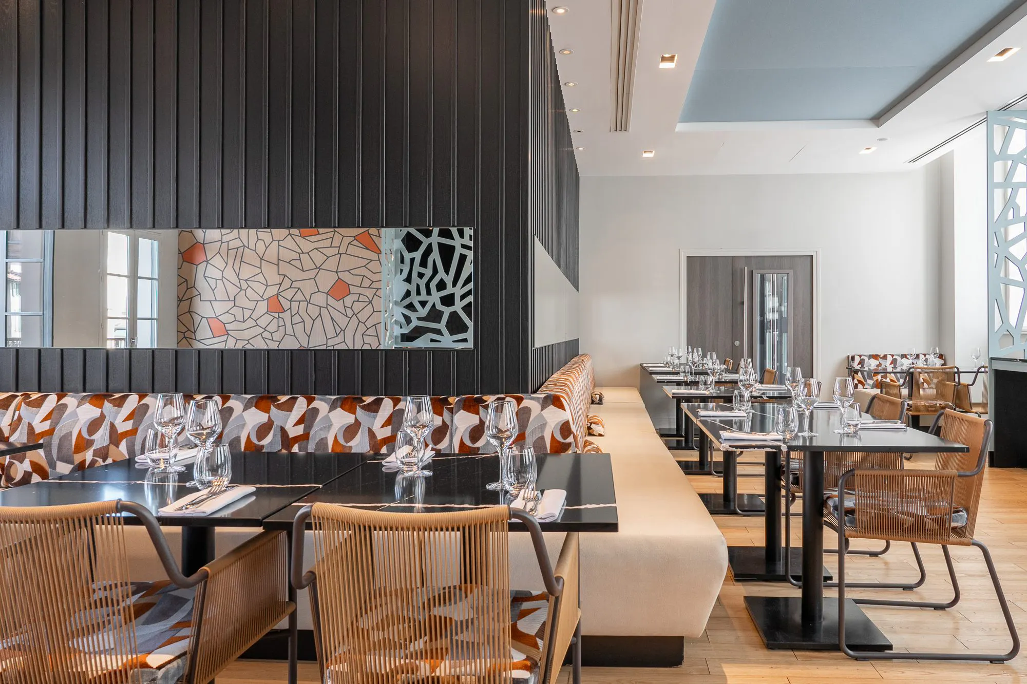 Grand Hotel de Castres (5) Image 46 of Grand Hotel de Castres 5.jpg?auto=format%2Ccompress&ixlib=php 3.3 in Contrast between bathrooms and kitchen for a Mediterranean-inspired apartment in London - Cosentino