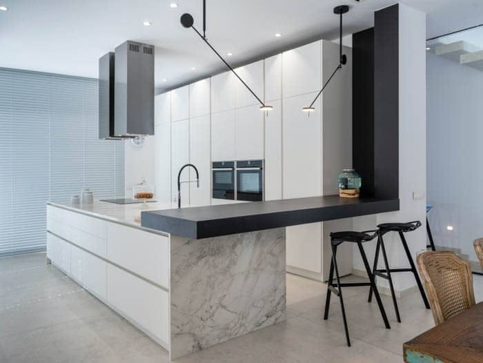 Image number 47 of the current section of Order and harmony in this stunning space connected to the rest of the house in Cosentino UK