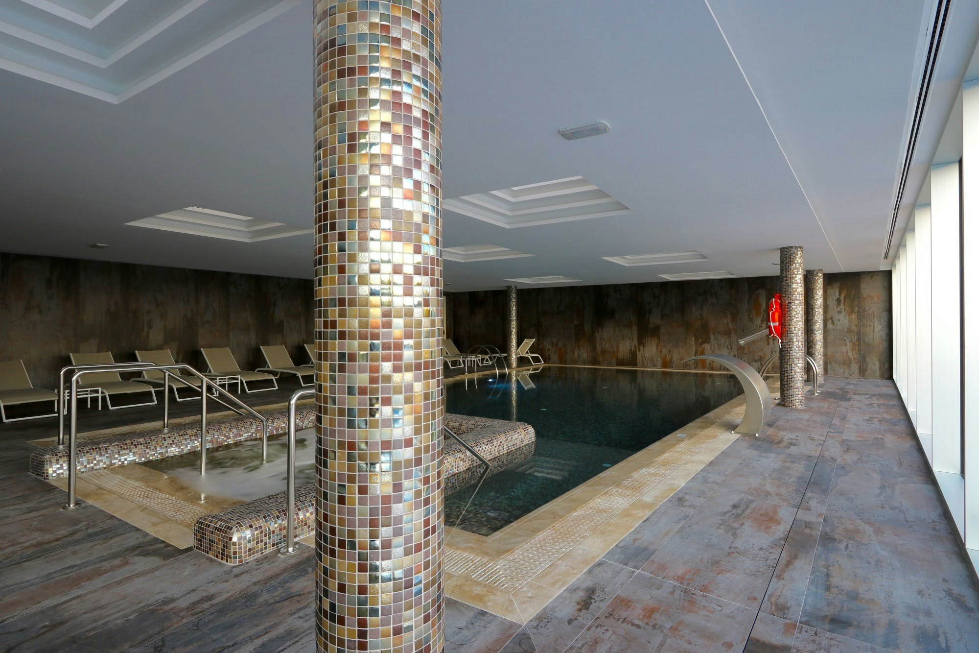 Image 42 of Pisicina Dekton Grip suelo color Trilium lr 1.jpg?auto=format%2Ccompress&fit=crop&ixlib=php 3.3 in What is Dekton - Cosentino