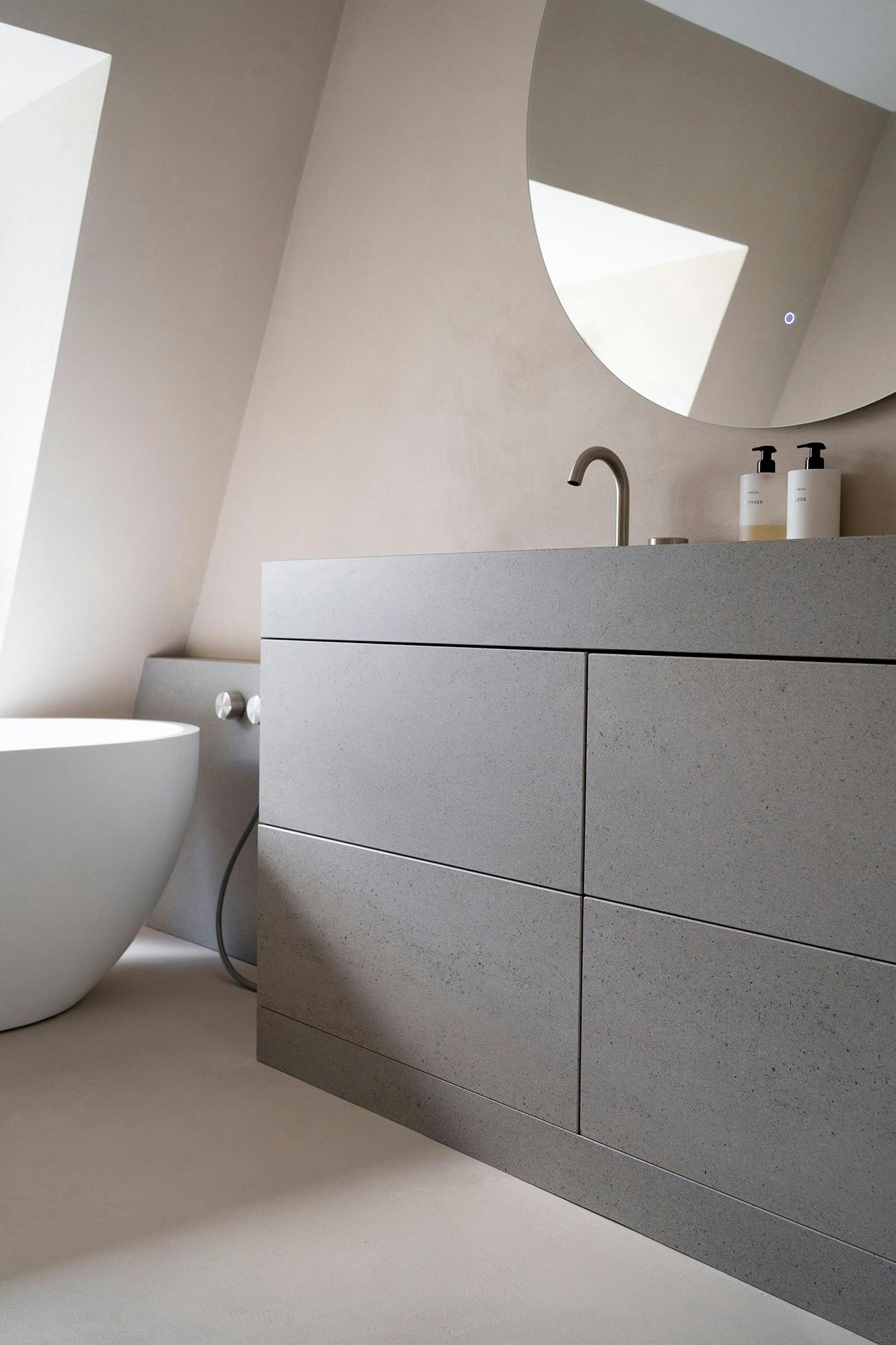 Image number 33 of the current section of Studio Costa Molinos turns to Dekton for the innovative vanity unit in the home of French influencers J’aime tout chez toi in Cosentino UK