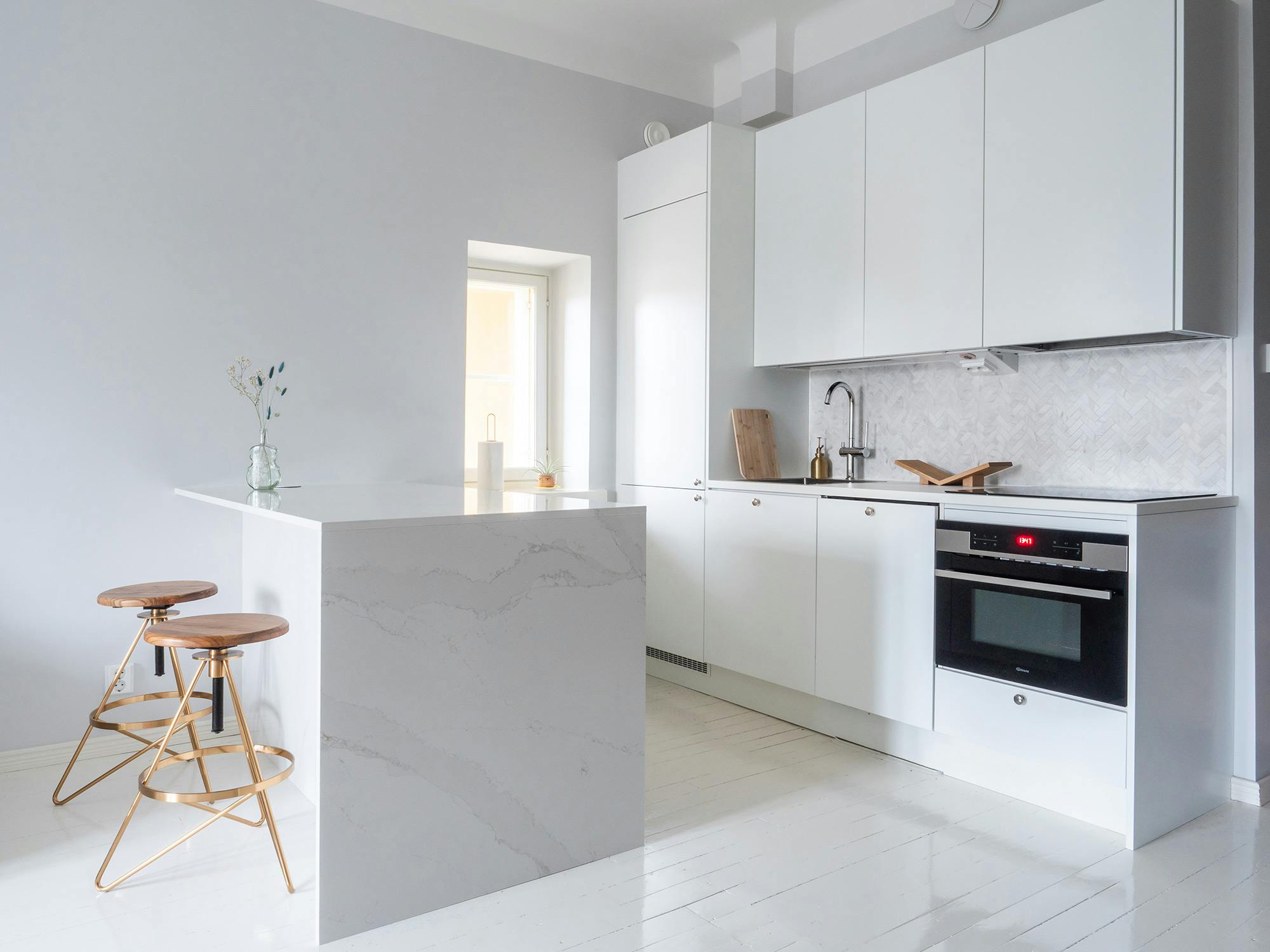 Image number 44 of the current section of Strictly Style blogger Hanna Väyrynen realized her dream of a stunning American style kitchen with a large kitchen island  in Cosentino UK