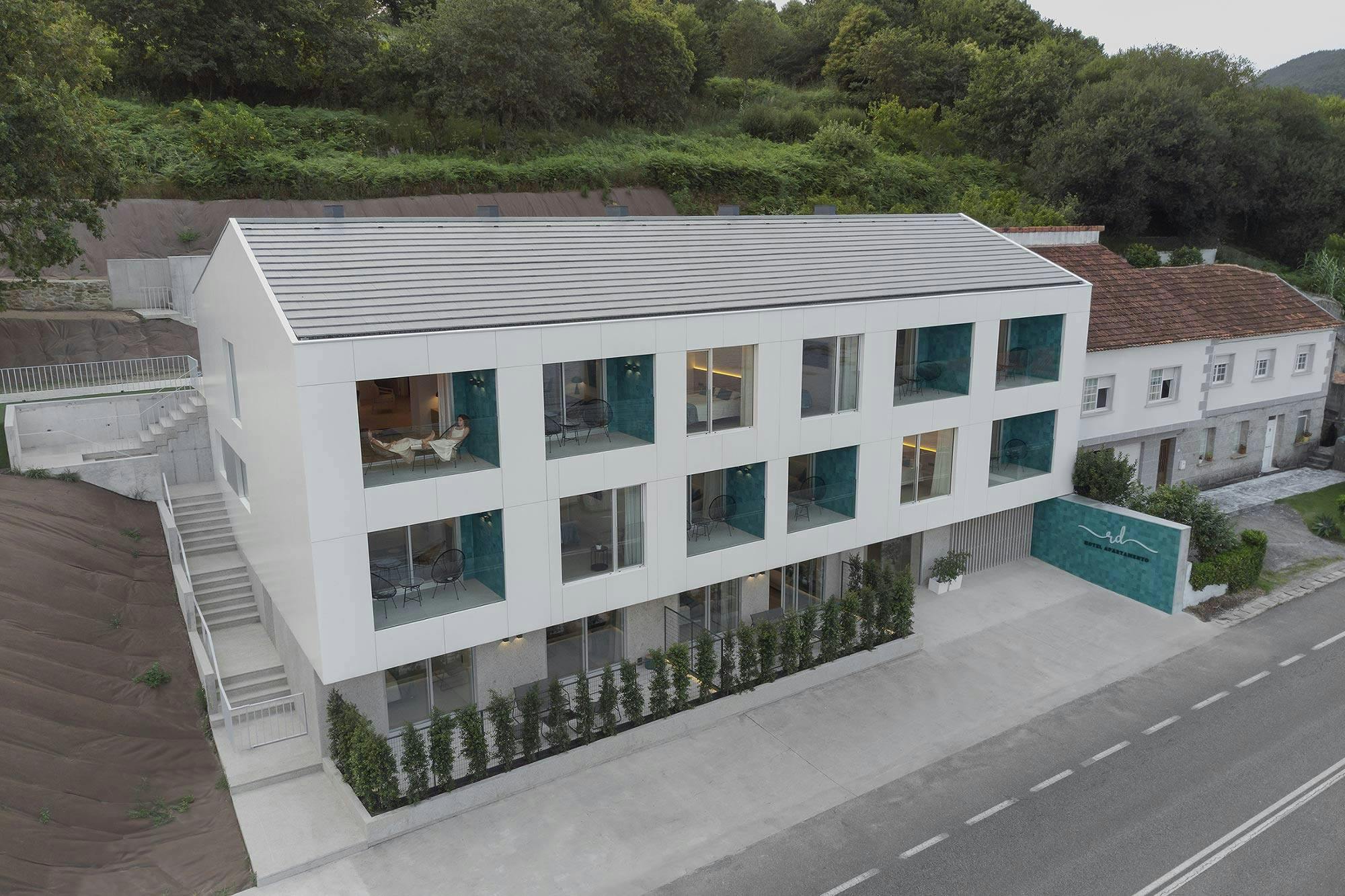 Image number 40 of the current section of Privacy, efficiency and beauty – three challenges solved by using Dekton in the façade and roof of a unique home in Singapore in Cosentino UK