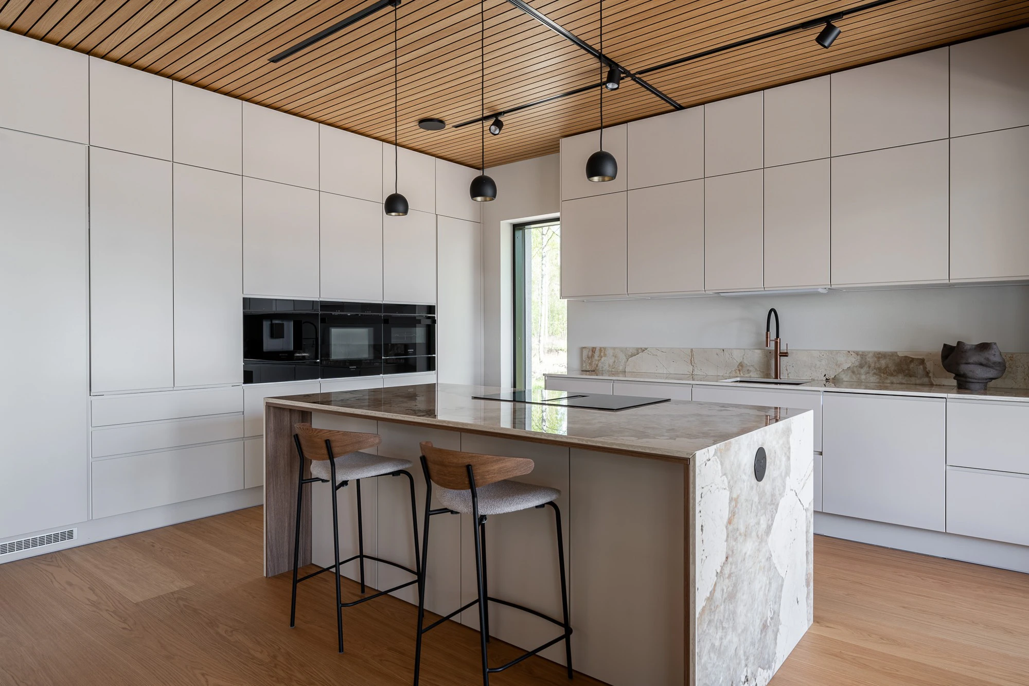 This kitchen island shines with the natural colours of the