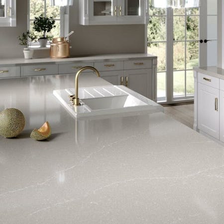 Image of encimeras cocina gris silestone desert silver 1 1.jpg?auto=format%2Ccompress&fit=crop&ixlib=php 3.3 in Design an American kitchen worthy of a movie set and feel like a star - Cosentino