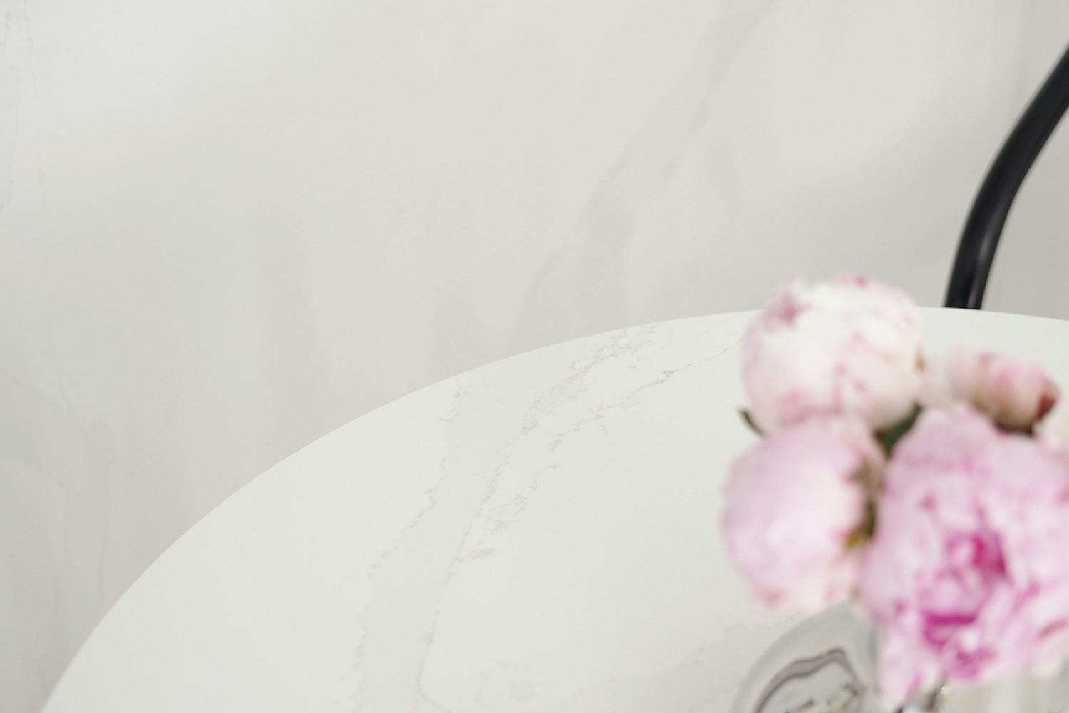Image of Charandthecity Silestone Calacatta Gold 12.jpg?auto=format%2Ccompress&ixlib=php 3.3 in Silestone revamps the kitchen and dining room of influencer Carita Alfthan - Cosentino