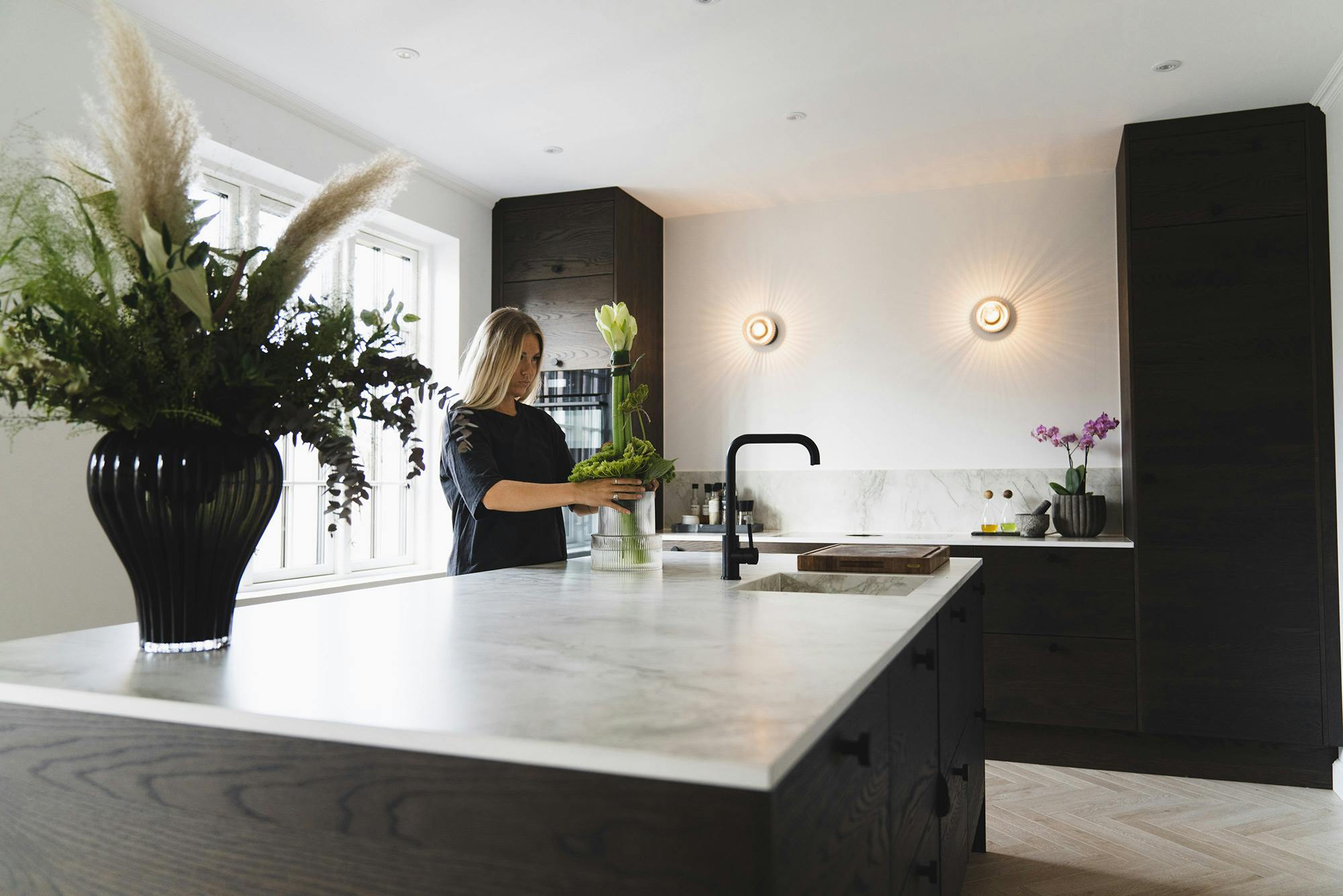 Image of HomebySaraEriksen8.jpg?auto=format%2Ccompress&ixlib=php 3.3 in {{A classic yet minimalist kitchen complemented by Dekton’s elegance and functionality}} - Cosentino
