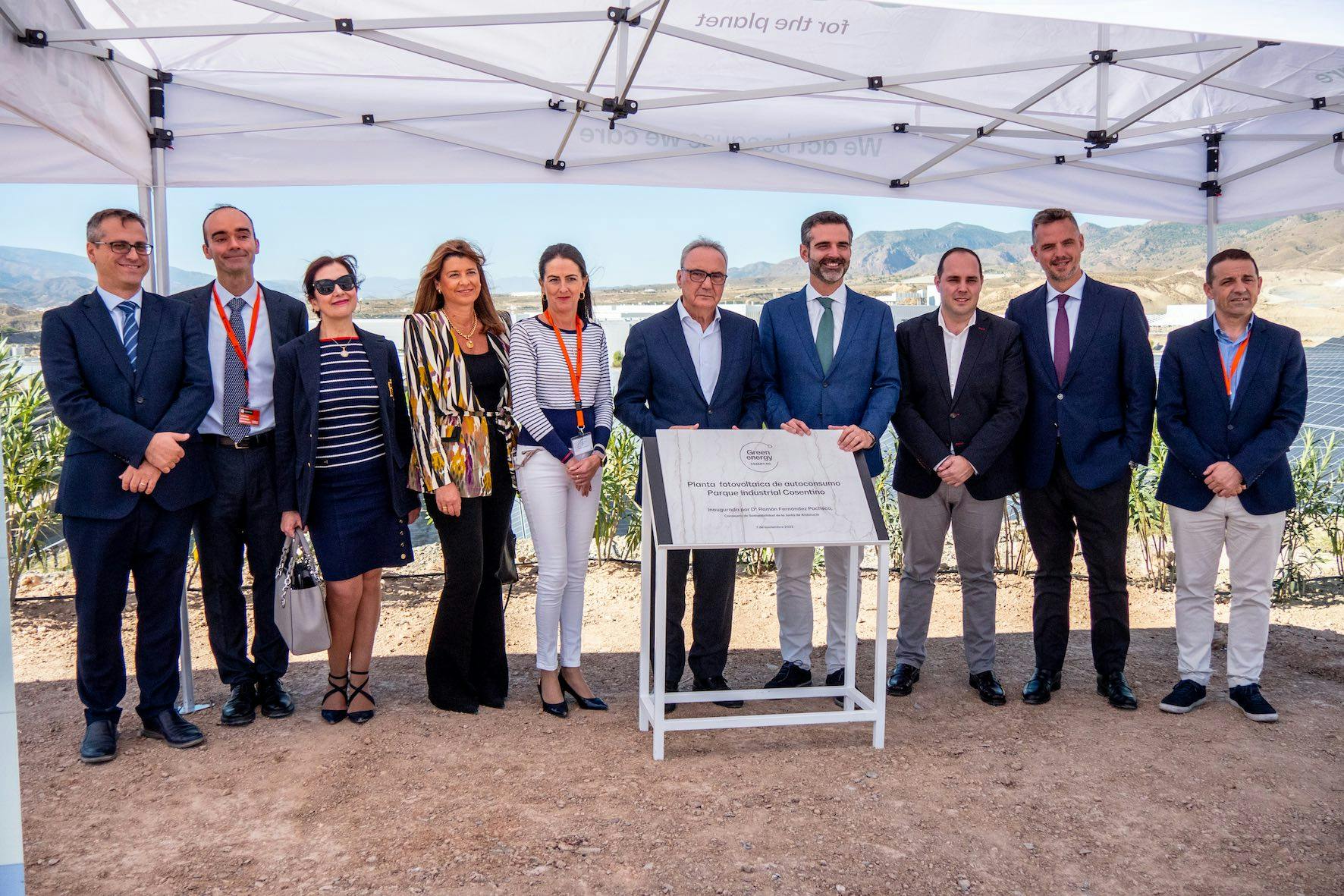 Image of foto familia inauguracion parque solar Cosentino.jpg?auto=format%2Ccompress&ixlib=php 3.3 in Inspiration - Cosentino
