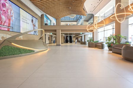 Image of Medipol Bahcelievler 2.jpg?auto=format%2Ccompress&fit=crop&ixlib=php 3.3 in Dekton welcomes visitors in luxury at the entrance of one of Istanbul’s busiest hospitals. - Cosentino