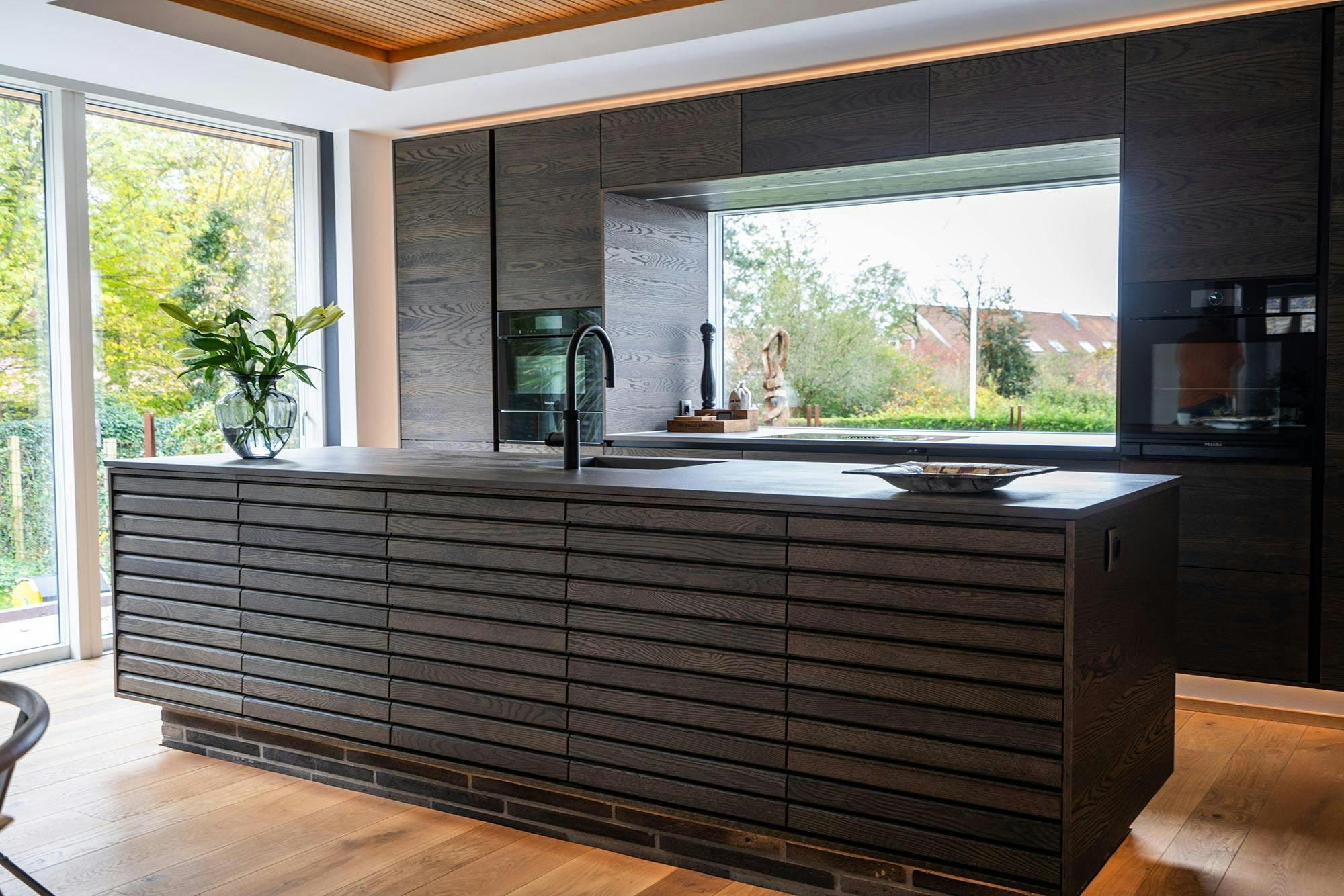 Image of Saxtoft Kitchen 1.jpg?auto=format%2Ccompress&ixlib=php 3.3 in Dekton Kreta brings a sense of unity and sophistication to the extension of a villa’s minimalist interior design - Cosentino