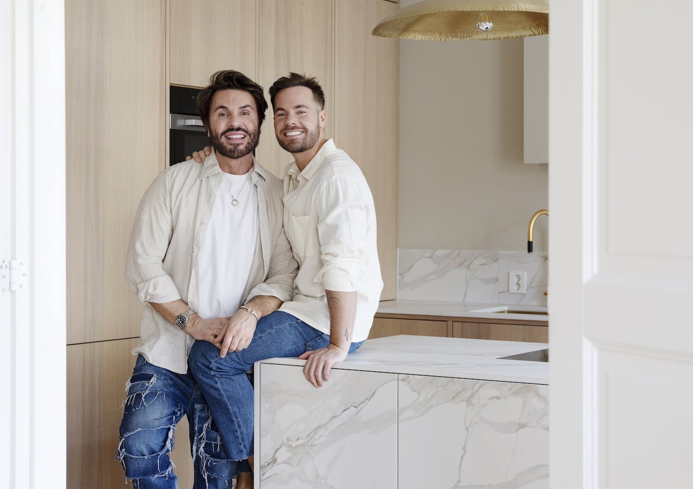Image of Jan Thomas og Harlem Yvonne Wilhelmsen2 lowres.jpg?auto=format%2Ccompress&ixlib=php 3.3 in The subtle texture of Dekton Nacre takes centre stage in the new kitchen of influencer Álex Sánchez de Mora  - Cosentino