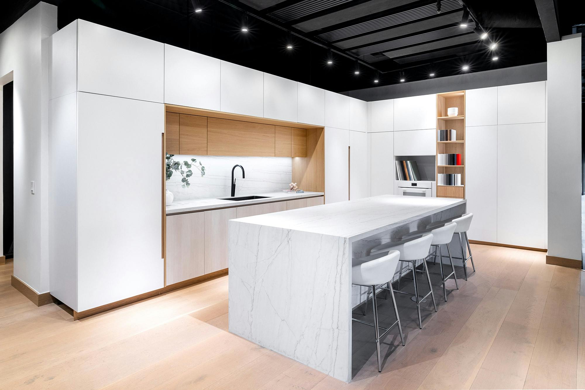 Image of RonbowshowroomSF brightroomSFMarcellPuzsar 3.jpg?auto=format%2Ccompress&ixlib=php 3.3 in Dekton adds a refined and elegant touch while blending in with the contemporary aesthetics of a home in Madrid - Cosentino