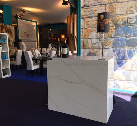 Image of Restauracion VIP mostrador Silestone Eternal Calacatta Gold 2 1 in Dekton®, the ‘top’ sponsor of the Mutua Madrid Open 2018 - Cosentino