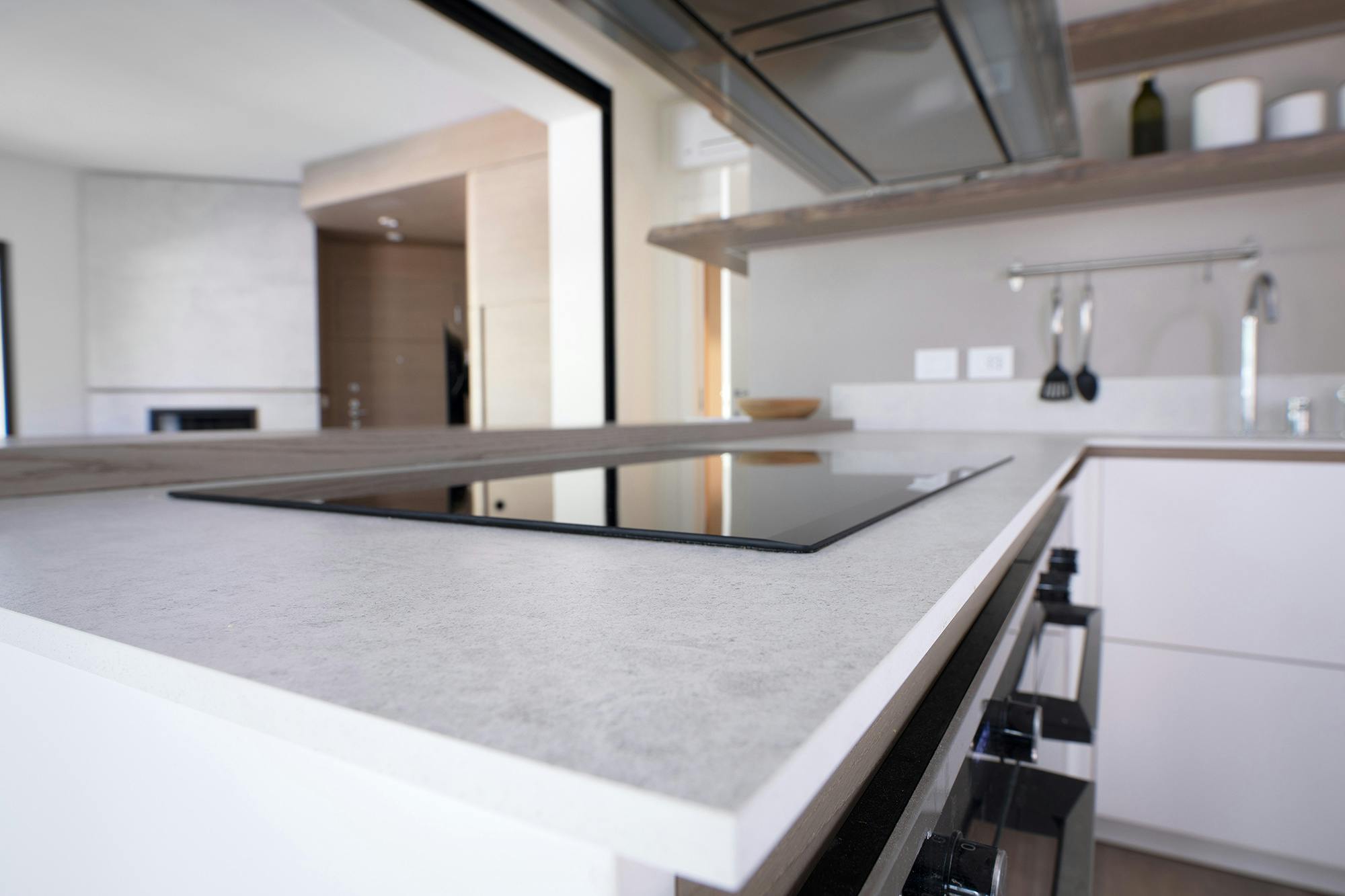 Image of villa italiana mariano cornese dekton 11.jpg?auto=format%2Ccompress&ixlib=php 3.3 in One material, a range of uses: this modern house features Dekton Lunar in the fireplace, kitchen and bathroom - Cosentino
