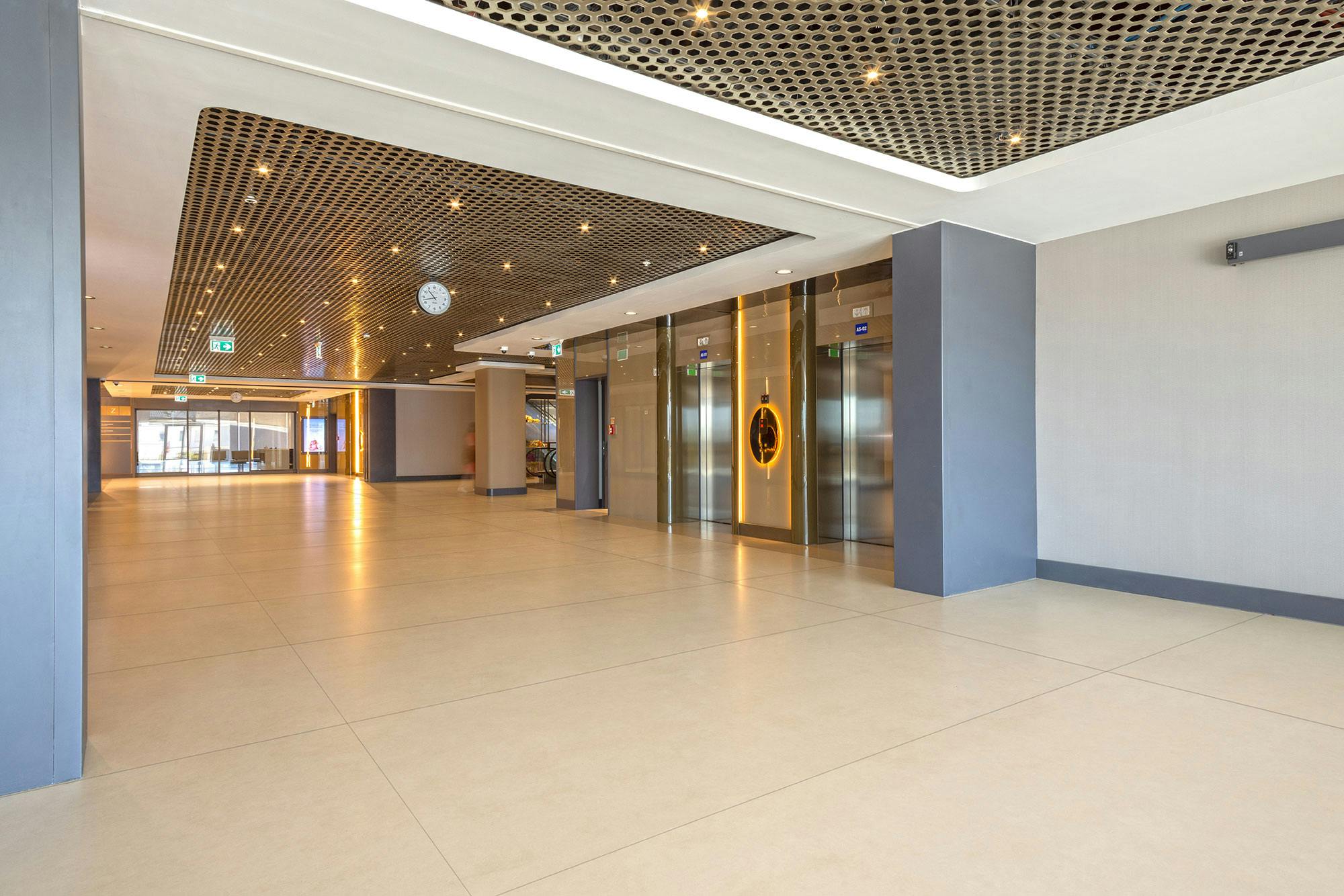 Image of Medipol Bahcelievler 7.jpg?auto=format%2Ccompress&ixlib=php 3.3 in Dekton welcomes visitors in luxury at the entrance of one of Istanbul’s busiest hospitals. - Cosentino