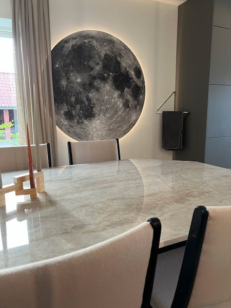 An ordinary second-hand table becomes an eye-catching and elegant piece of furniture thanks to Dekton