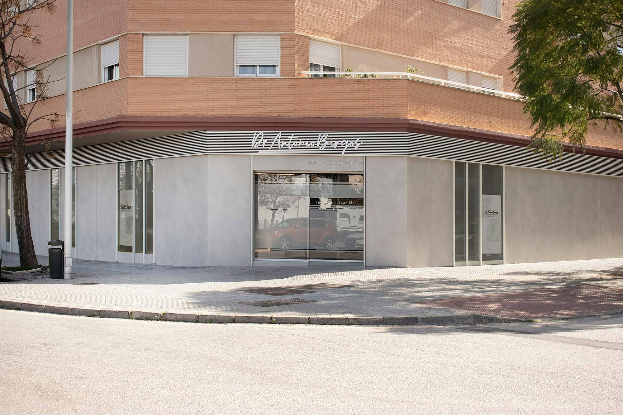 Image of 01 Clinica capilar ACHADA ALBA URBANO.jpg?auto=format%2Ccompress&ixlib=php 3.3 in This immaculate façade conveys the values of cleanliness, professionalism and intimacy for which the clinic is renowned - Cosentino