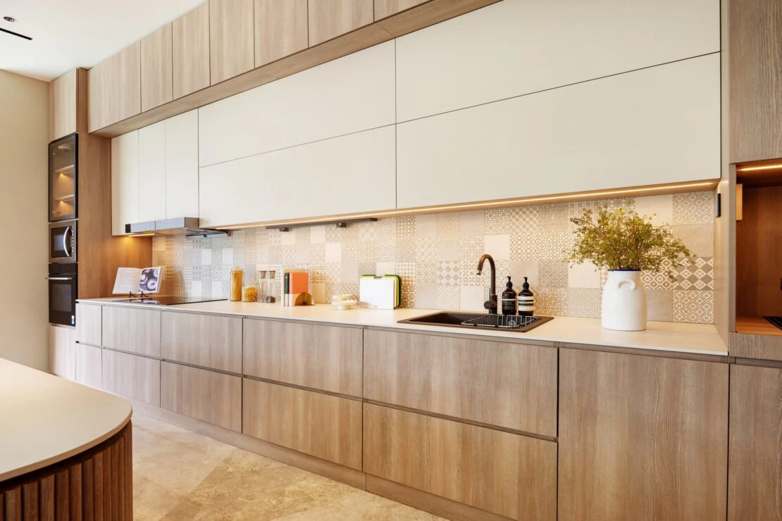 Wood, neutral colours and Dekton Nayla for a stylish kitchen