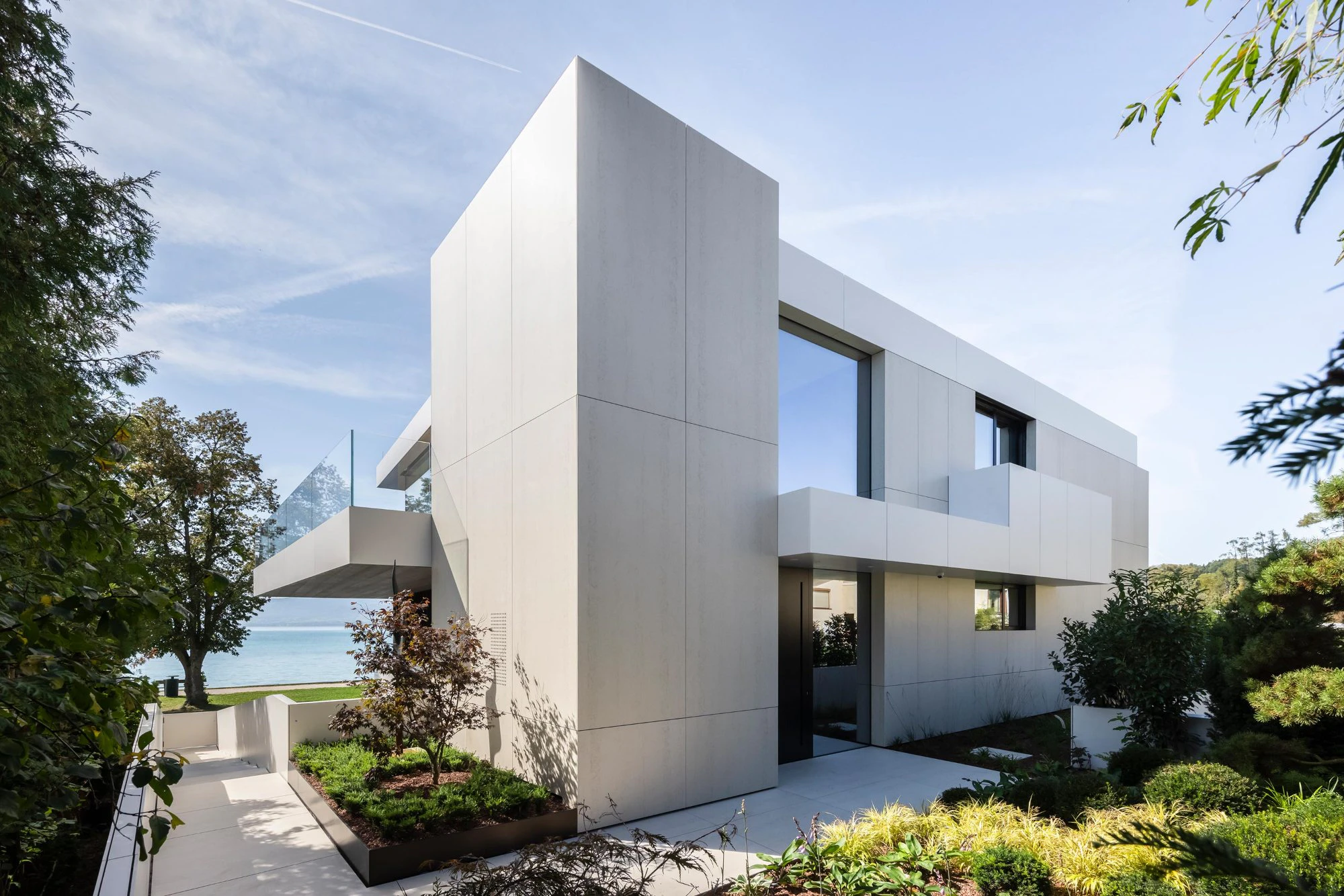 アート・デザイン・音楽 MODERN HOUSE CONSTRUCTION A state of the art house on the lake
