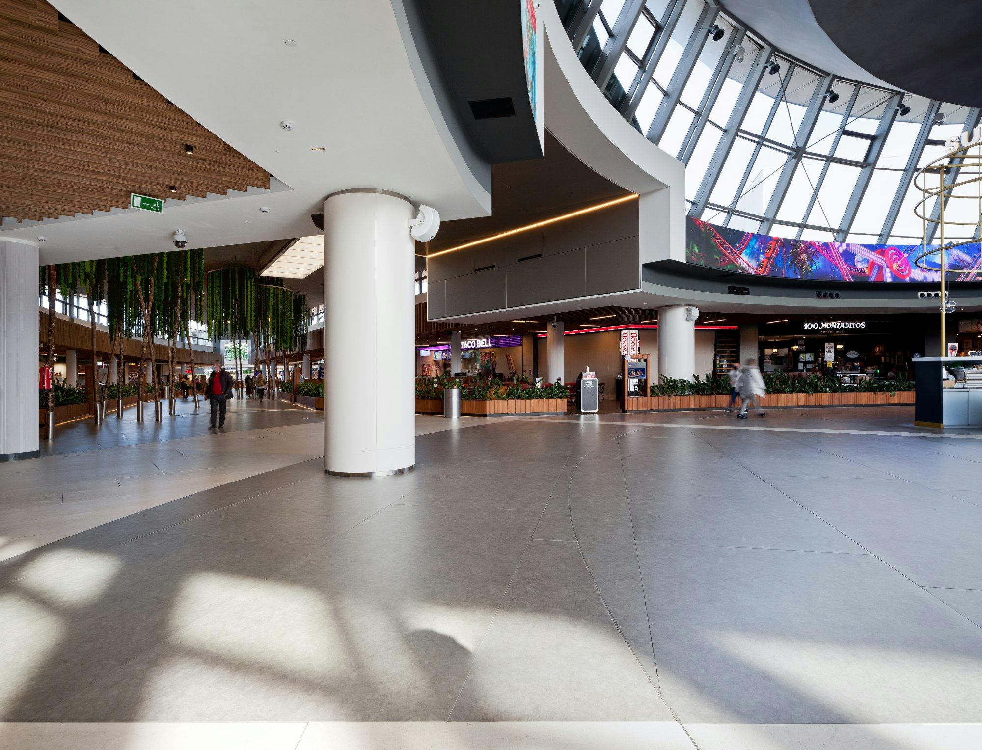 Imagen número 34 de la sección actual de La firma relojera suiza Rado elige Cosentino para renovar todas sus tiendas, empezando por el Dubai Mall