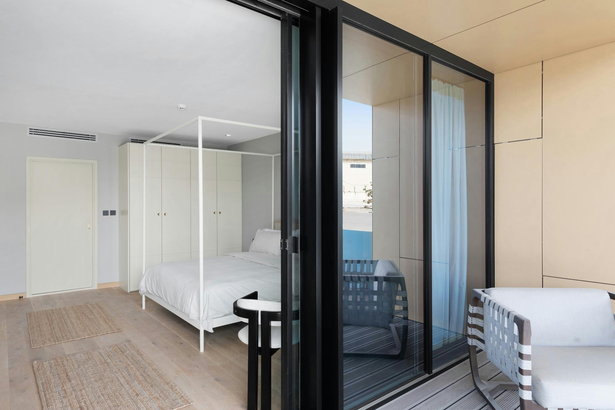 Imagen número 37 de la sección actual de Una casa prefabricada que usa Silestone para lograr un aspecto de lujo minimalista