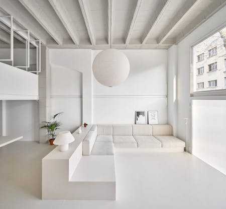 Un sorprendente loft de Barcelona apuesta por Dekton para conseguir el suelo continuo y radiante perfecto