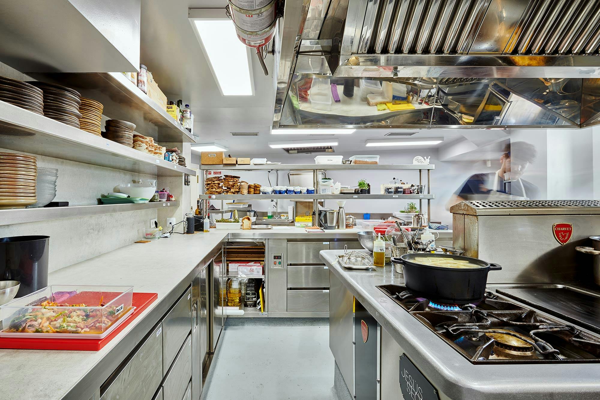 Imagen número 40 de la sección actual de Dos restaurantes con cocina compartida logran la continuidad estética gracias a Dekton