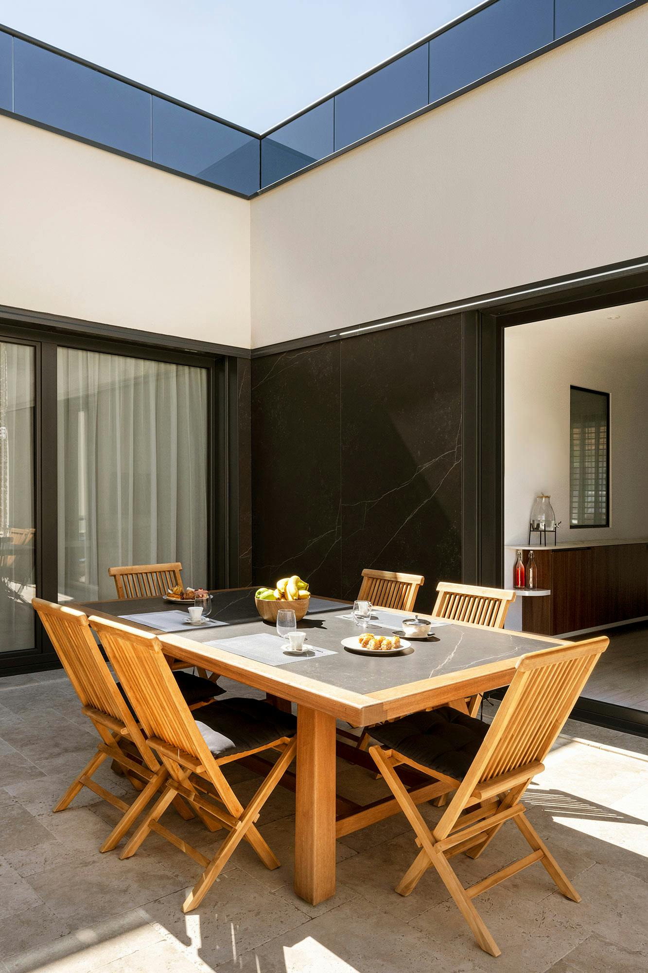 Imagen número 37 de la sección actual de Dekton fusiona la estética de la fachada y la cocina exterior en una vivienda privada en Francia
