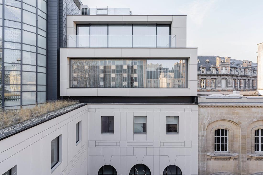 Reflejos en Dekton: la renovación del edificio clasicista The Duke en Bruselas