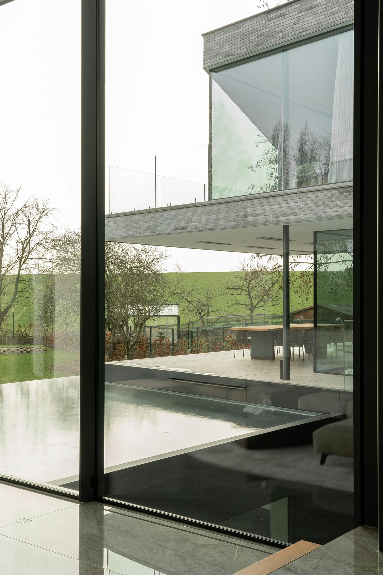 Imagen número 40 de la sección actual de El suelo como centro de atención: cómo el diseño impactante realza la arquitectura minimalista