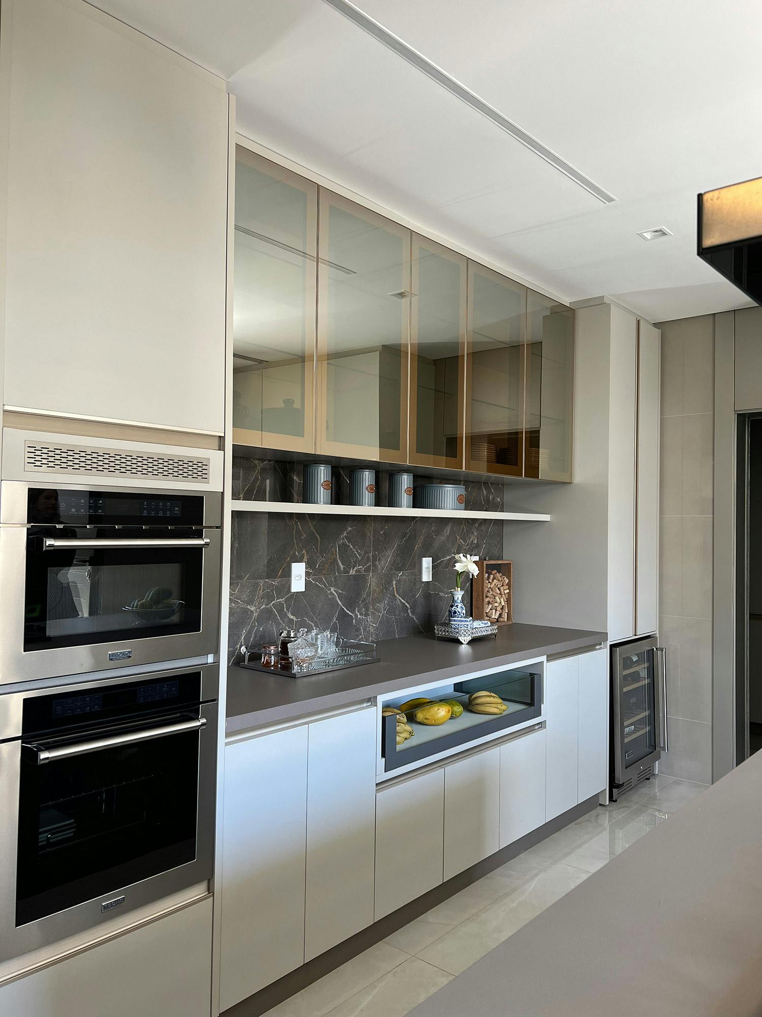 Imagen número 37 de la sección actual de Silestone y Dekton revisten la escalera, la cocina y los baños de una moderna casa brasileña