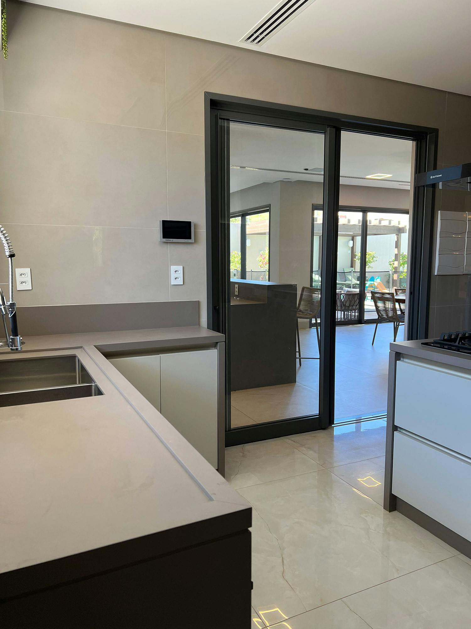 Imagen número 38 de la sección actual de Silestone y Dekton revisten la escalera, la cocina y los baños de una moderna casa brasileña