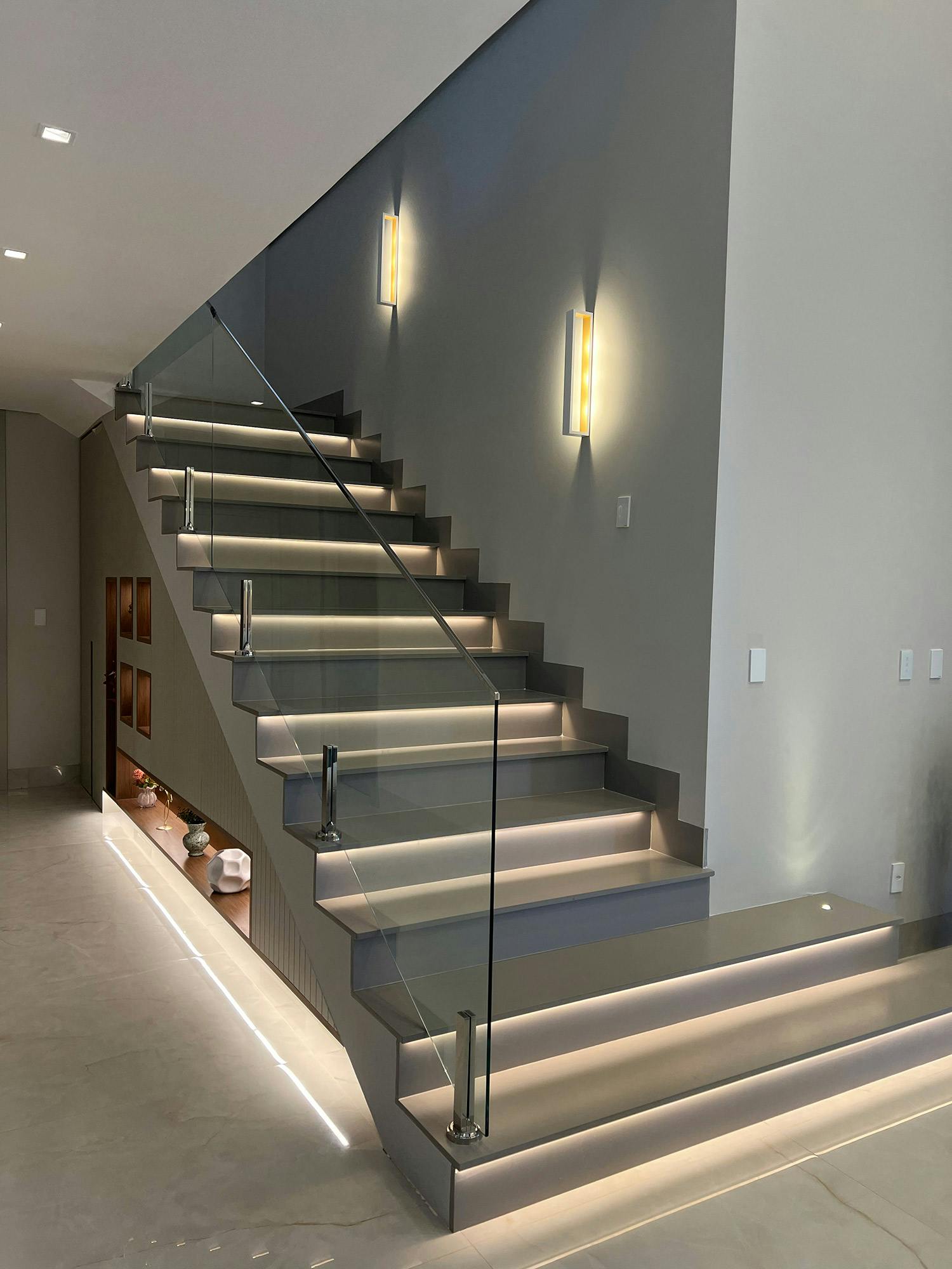 Imagen número 42 de la sección actual de Silestone y Dekton revisten la escalera, la cocina y los baños de una moderna casa brasileña