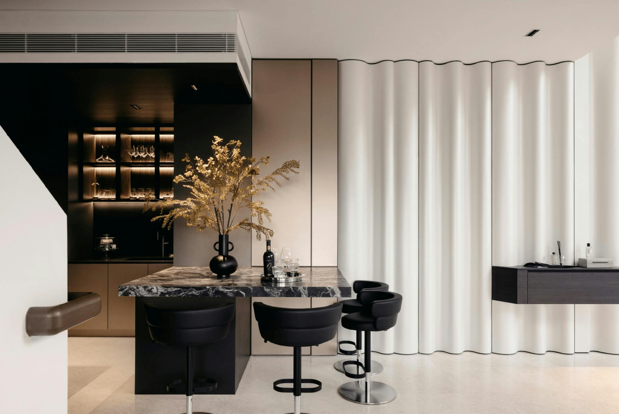 Imagen número 32 de la sección actual de {{Sensa natural granite becomes the centrepiece of a luxury kitchen that doubles as a living space}}