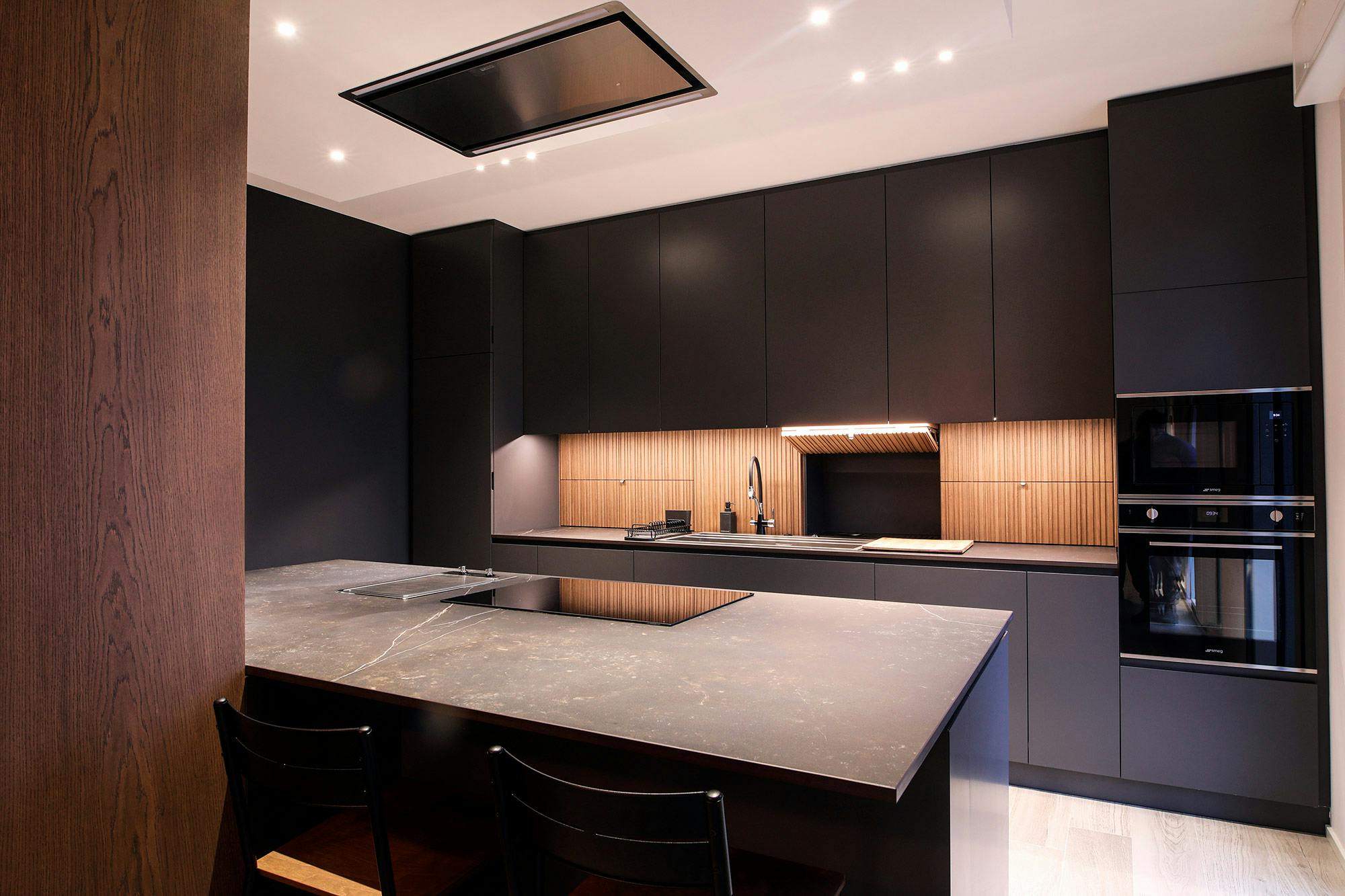 Imagen número 37 de la sección actual de Una cocina con Dekton que integra el exterior en el interior