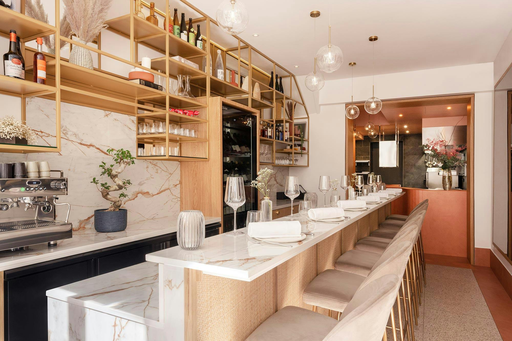 Imagen número 35 de la sección actual de Dekton Bromo, la solución perfecta y más resistente para las mesas de un restaurante japonés Irori, en la ciudad de Yakarta