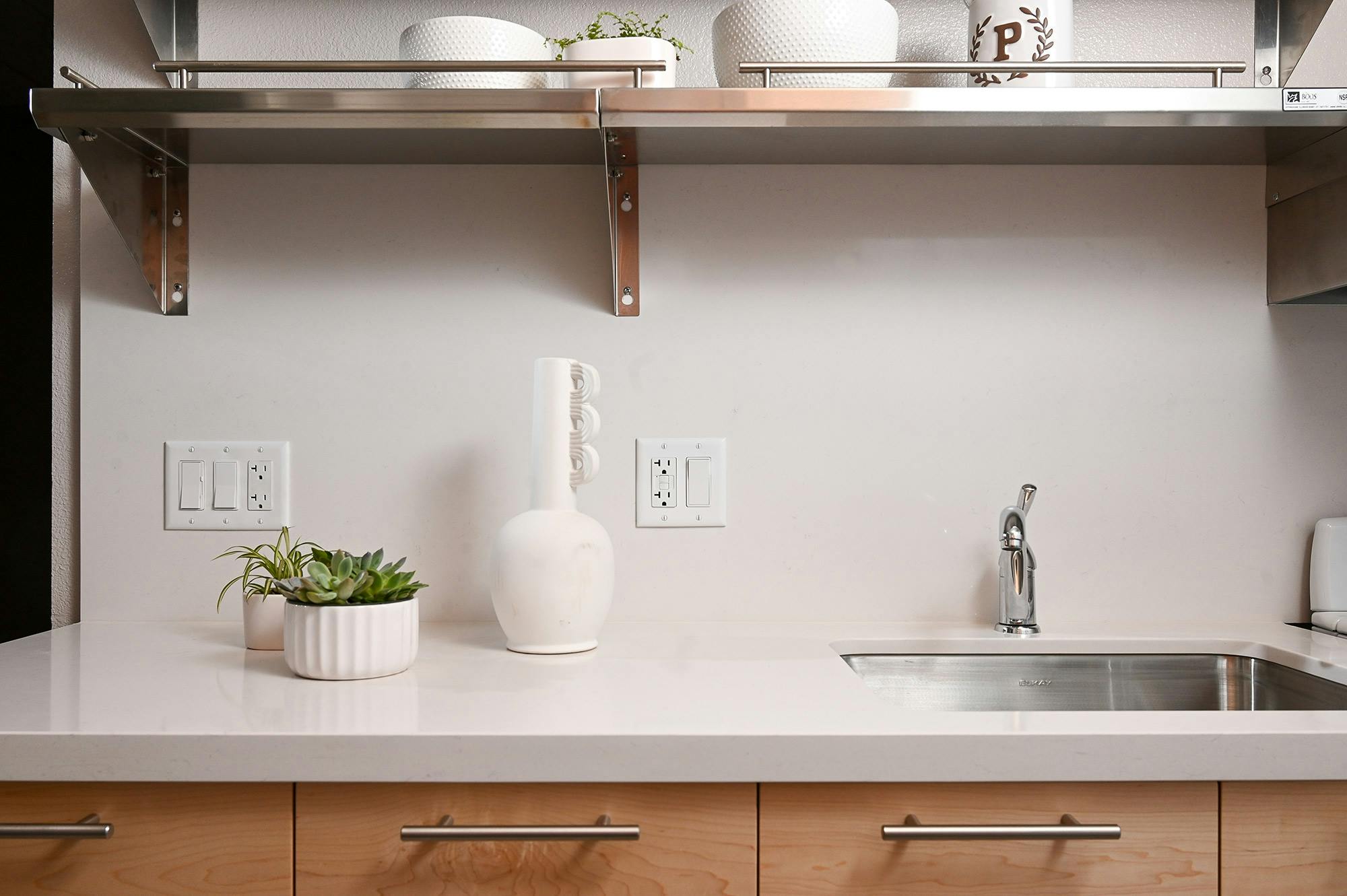 Imagen número 46 de la sección actual de Una casa prefabricada que usa Silestone para lograr un aspecto de lujo minimalista