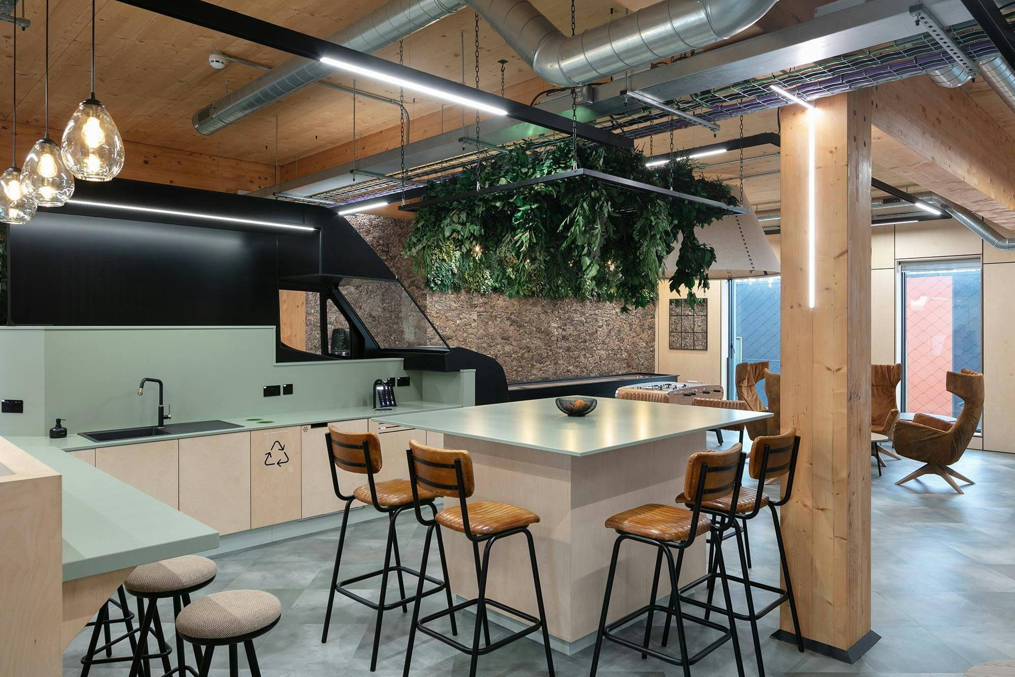 Imagen número 43 de la sección actual de Scalea logra el toque elegante para la zona de bar de un entorno de oficina profesional