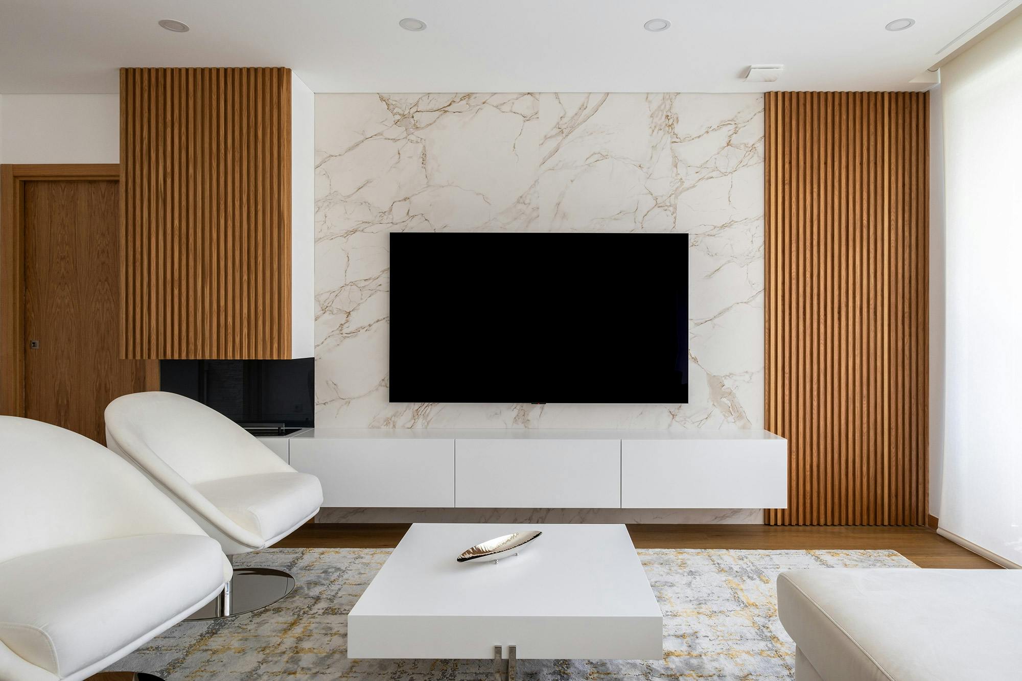 Imagen número 32 de la sección actual de Dekton dialoga con el color blanco y la madera para crear un interior minimalista pero cálido 