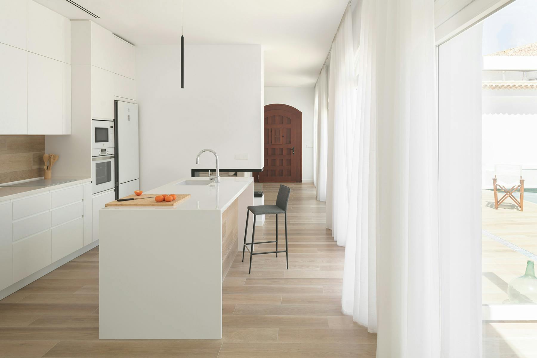 Imagen número 32 de la sección actual de Cuando la fuerza del color blanco convierte una cocina en la prolongación natural de un exterior luminoso