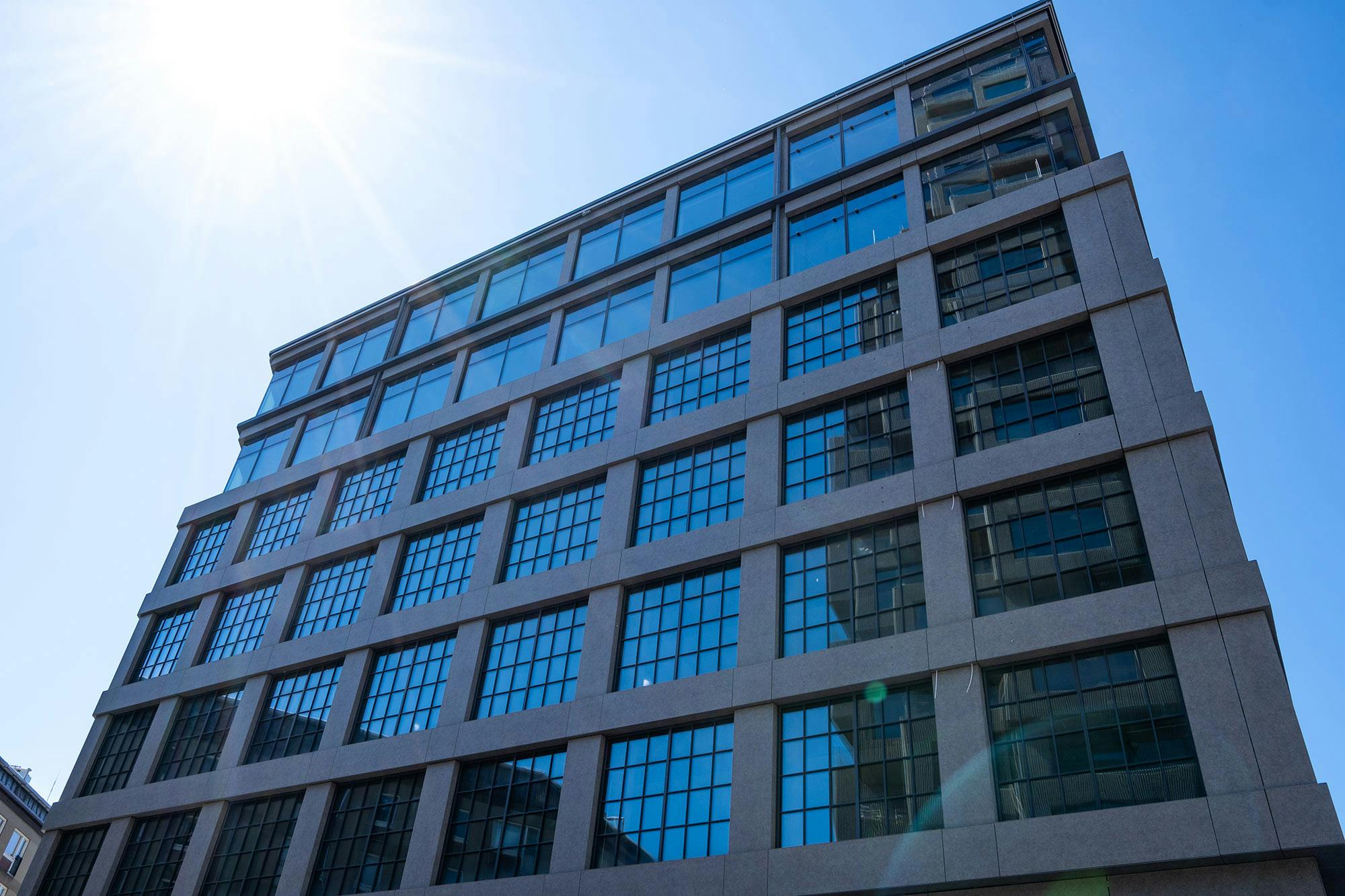 Imagen número 32 de la sección actual de El edificio de oficinas de Fenix Sthlm en Estocolmo, donde la fachada de Dekton mantiene la estructura original y caracteriza el patrimonio industrial