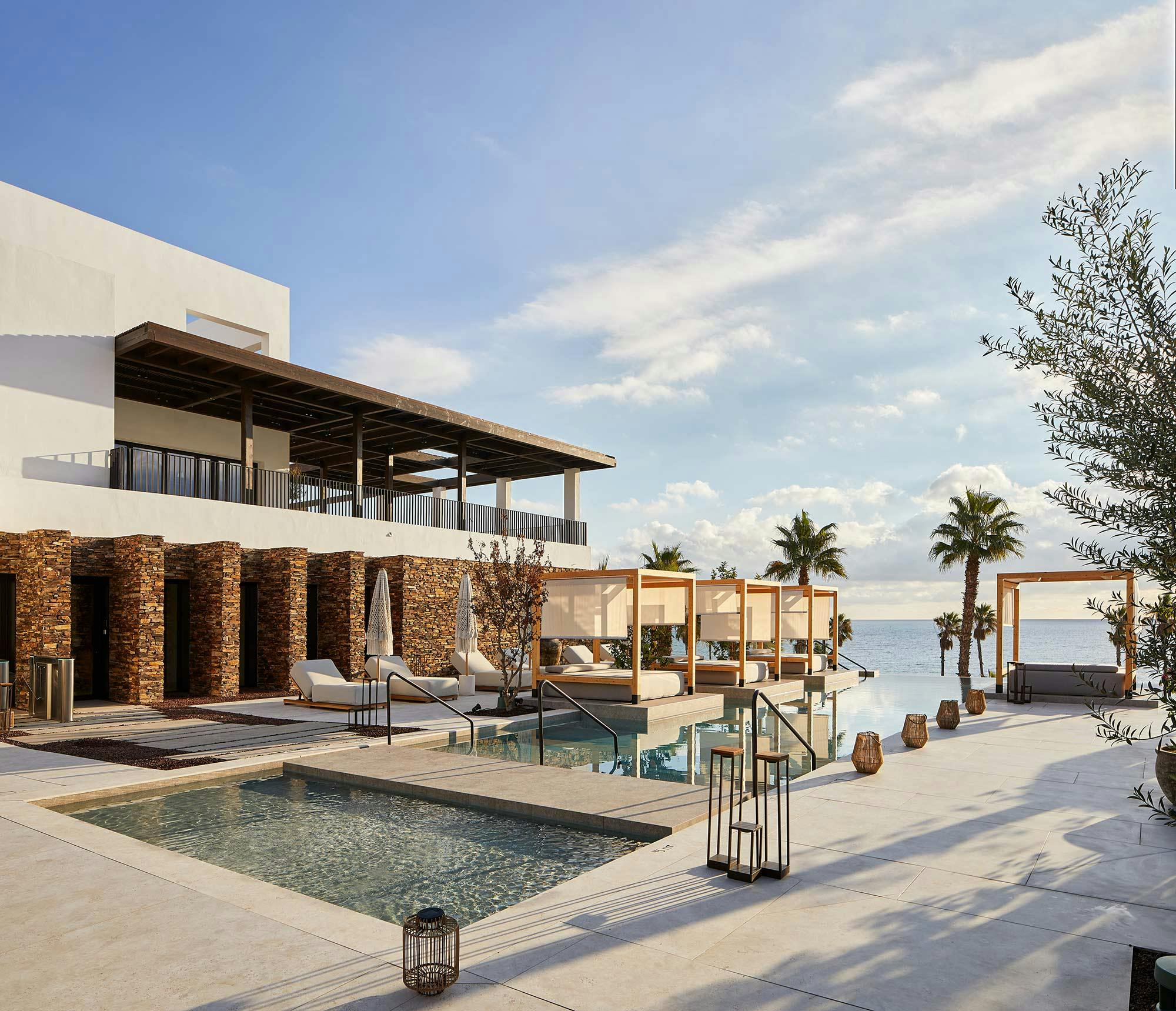 Imagen número 40 de la sección actual de Una moderna vivienda en Almería subraya sus líneas contemporáneas al revestir con Dekton su solería y el interior de su piscina