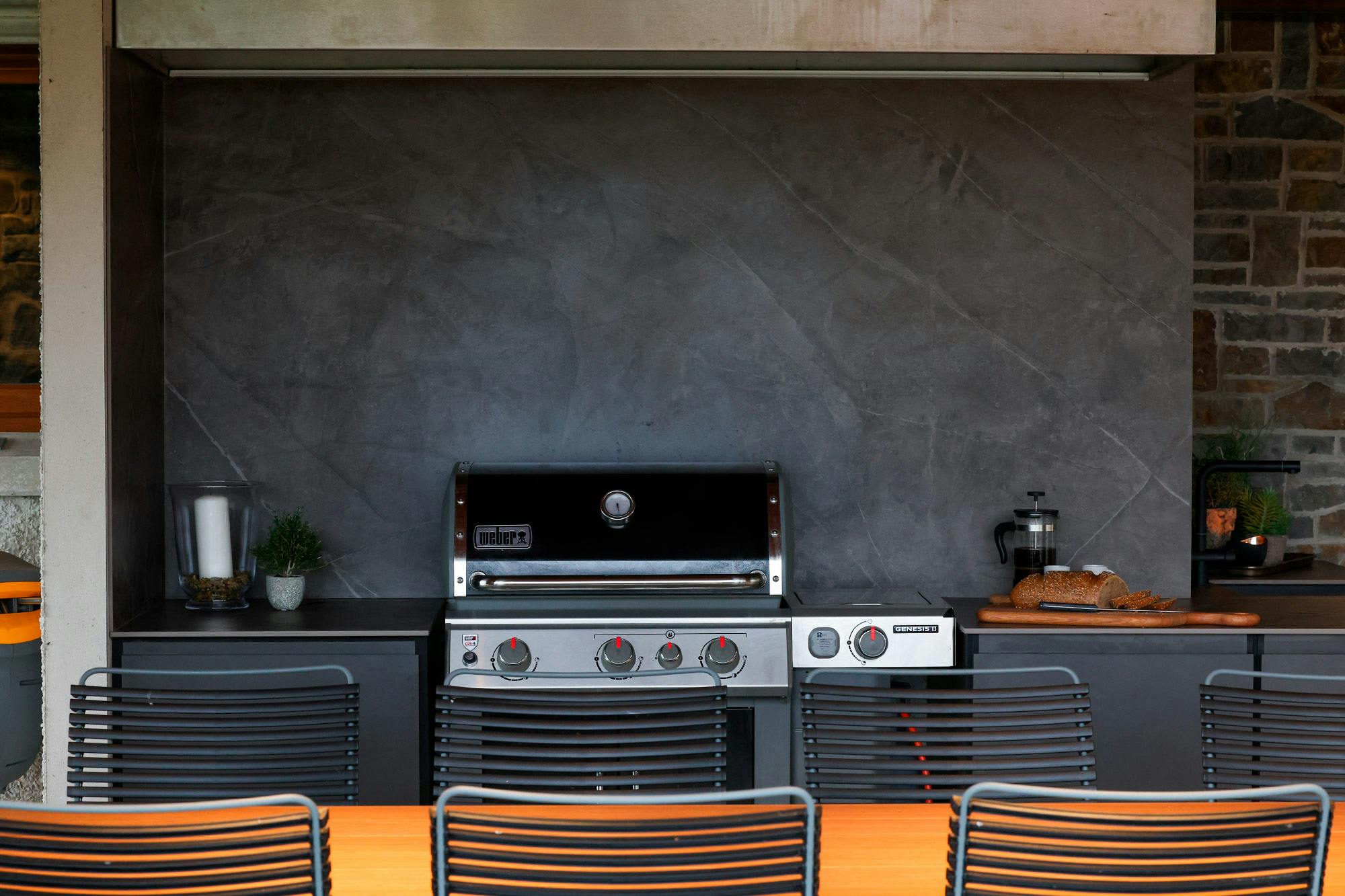 Imagen número 32 de la sección actual de Una cocina exterior con Dekton Fossil en un patio inspirador