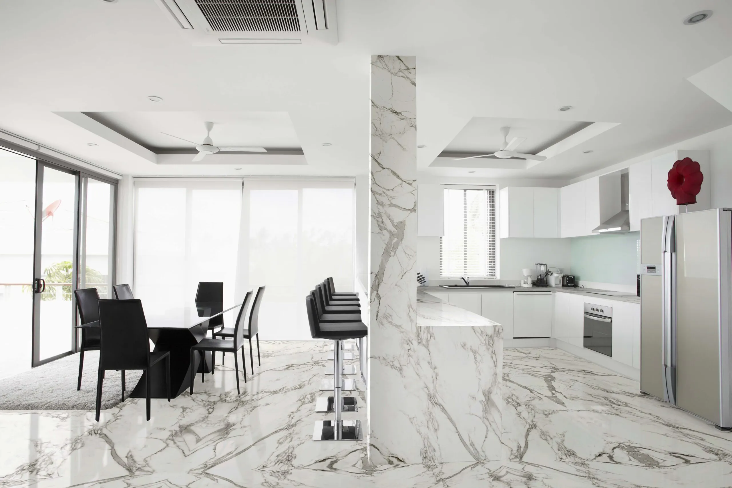 RS10906_AURA Book Match 1 Image 40 of RS10906 AURA Book Match 1 scaled.jpg?auto=format%2Ccompress&ixlib=php 3.3 in Continuidad estética y calidez natural en esta villa con Dekton Avorio aportando calma en cada rincón - Cosentino