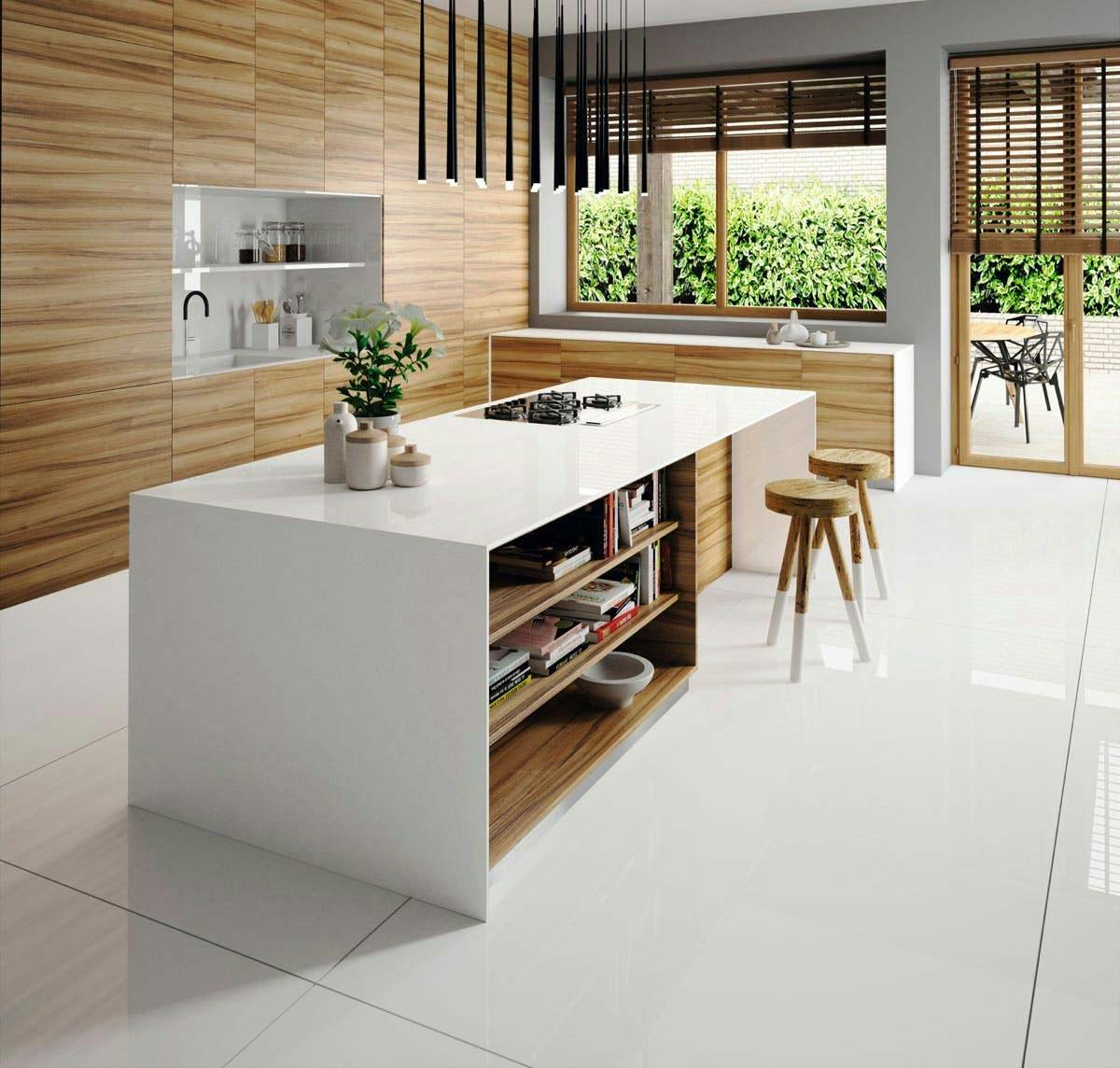 Diseño elegante de la cocina, es decir, una cocina blanca con una encimera  de madera